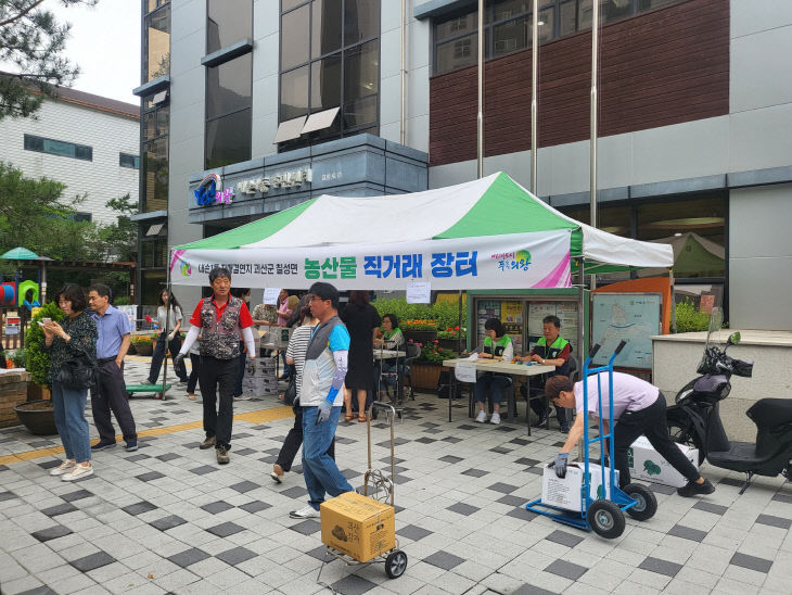 칠성면 주민자치위원회, 자매결연지 감자 직거래 행사 열어