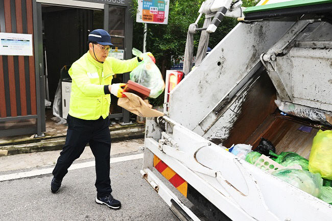 강수현 양주시장, 덕정역 일원 쓰레기 수거 현장에서 취임 1주