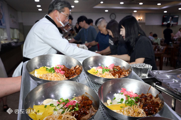 20230719-직원 추천 메뉴 배식1