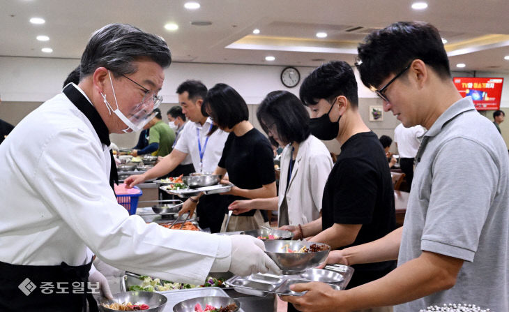 20230719-직원 추천 메뉴 배식4