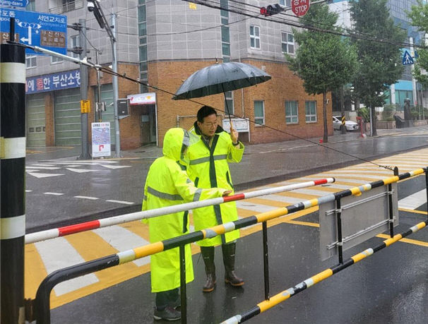 시설을 점검하고 있다