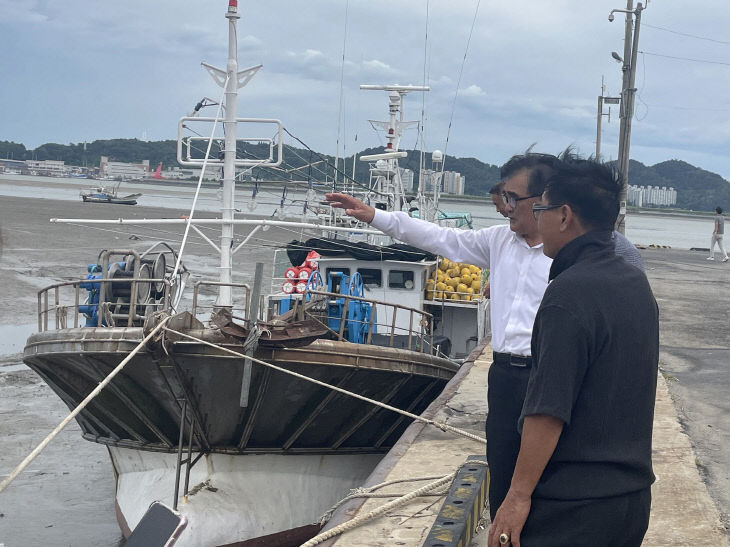 장항항을 찾아 태풍대비 상황을 점검하는 김기웅 서천군수