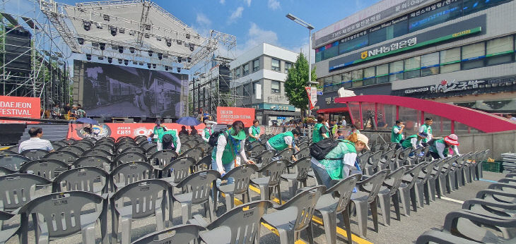 자원봉사들의 땀방울 대전 0시 축제 성공 견인(수시보도)_사진1