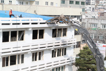 0-1 청주시청사 본관 난간 철거 작업 사진
