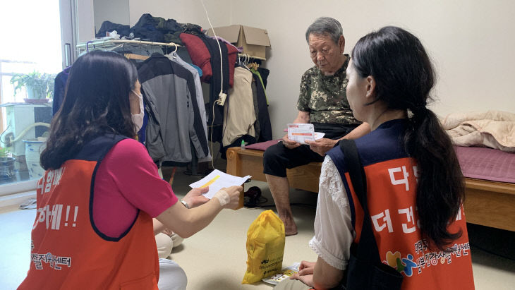 폭염 대비 건강꾸러미 전달