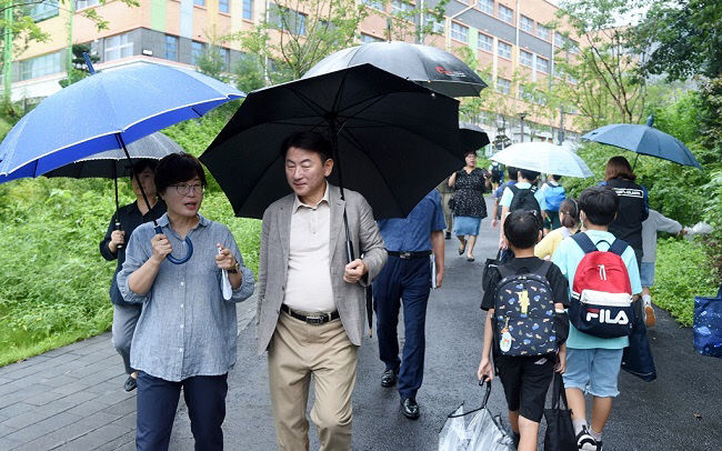 김동근 의정부시장, 훈민 초 현장 점검하며 안전한 통학로 확보