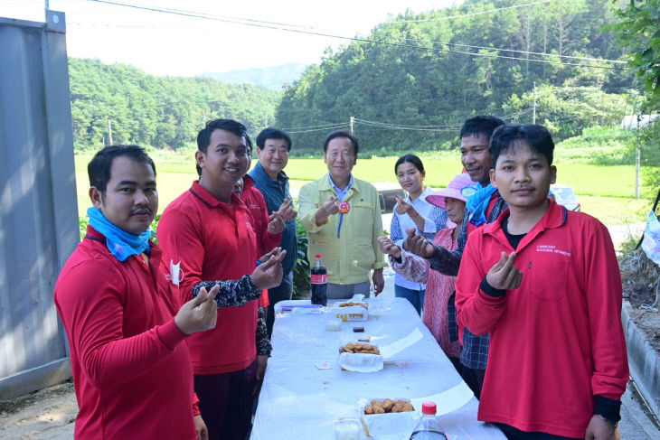 1. 박현국 봉화군수와 공공형 계절근로자들 (1)
