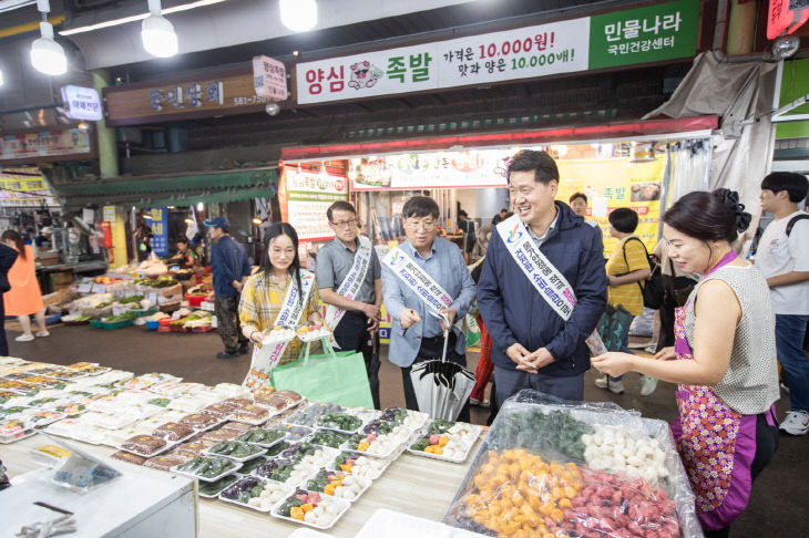 방문으로 상인 격려(3)