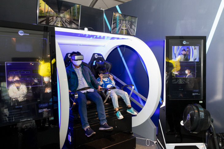 사본 -3. 병영체험관 내 VR 체험 모습