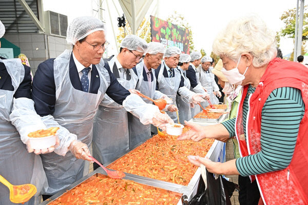 설성문화제 고추장떡볶이 나눔행사