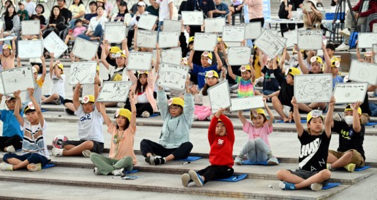 `제7회 SAFE 대전 어린이 안전골든벨` 본선 대회가 23일 오후 대전엑스포시민광장 일원에서 전민준, 변자민 아나운서의 사회로 진행됐다.이날 행사는 관내 어린이들에게 건강과 안전의 중요성을 알리기 위해 마련됐다. 학생 11명과 지도교사 1명에게 상이 돌아가는 이번 대회는 대상인 퀴즈왕상(대전시장상), 2위 최우수상(대전시의장상), 3위 우수상(대전교육감상), 4~11위 장려상(중도일보 사장상), 이 밖에 대상을 배출한 학교의 담임교사에게도 의장상이 수여된다. 문제는 4지선다형 객관식 문제, OX퀴즈, 주관식 등 3가지 유형으로 출제됐다. 참가 학생들은 대회 초반에는 문제를 무난하게 풀어나갔지만, 점차 어려운 문제가 나오자 생존율이 점차 줄었다. 10번째 문제를 풀 즈음 남아있는 학생이 10여 명으로 줄게 돼 패자부활전이 진행됐다. OX 퀴즈로 진행된 3문제를 연속으로 출제해 모두 맞춘 학생에게 부활의 기회를 주었다. 1~2번 문제가 쉬운 난도로 출제되며 전원 부활에 성공하는 듯했으..