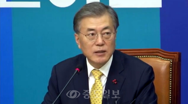 문재인 “박 대통령 서명운동 이승만, 박정희 관제 데모 떠올려”