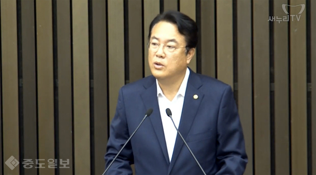 정진석 “더민주 우상호 원내대표 참으로 딱하다는 생각이다”
