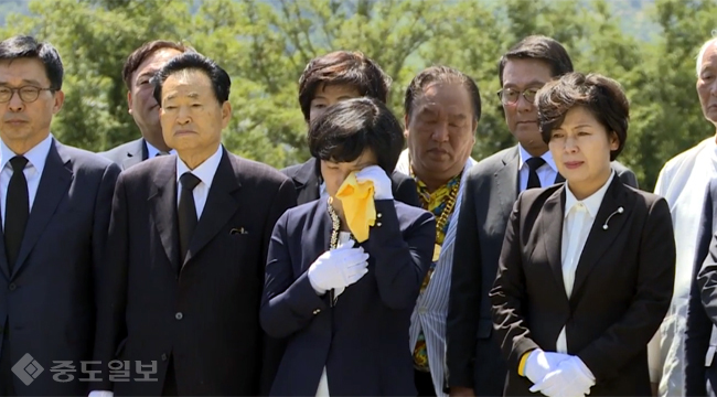더민주 추미애 대표 노무현 대통령 묘역에서 눈물