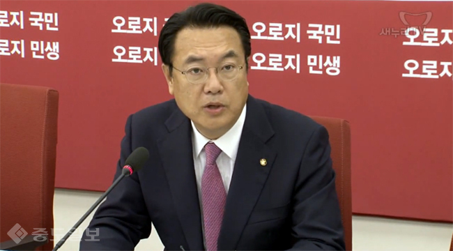 정진석 `대통령 임기말 비리 5년 대통령제 제도적 결함 때문`