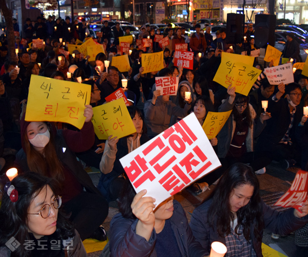 “박근혜 하야” 예정에 없던 대전 촛불 시민들이 만들어