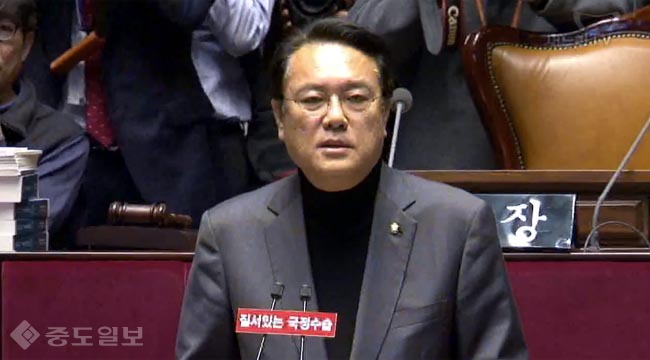 정진석 `대통령 퇴임시기 내년 4월말 이전이 되어야 할 것` 