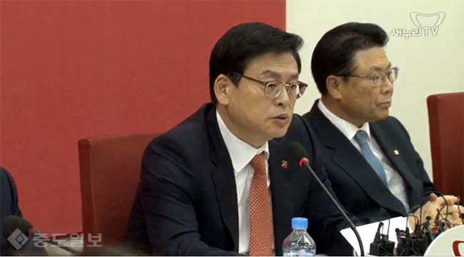 정우택 `탈당까지 하는 것은 책임 있는 자세 아니다`