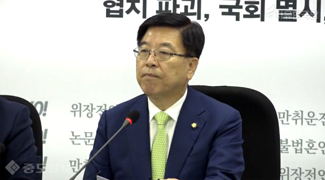 자유한국당 “문 대통령 휴가는 해야 하지만 트럼프와는 통화해야”
