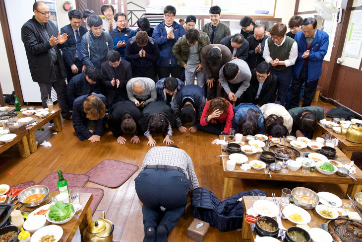 박수현, 구멍난 양말 보이며 지지자들에게 맞절