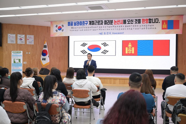 몽골 날라이흐구 계절근로자에게 인사말을 전하는 백성현 시장