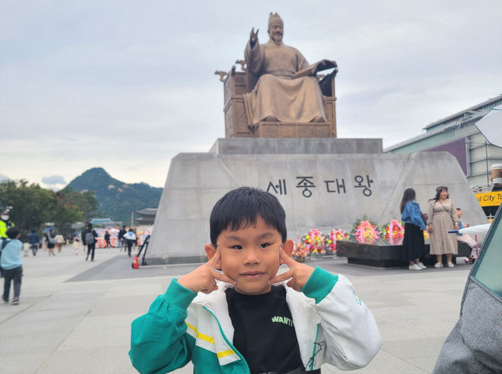 23년 10월 논산(한국) 허민지 - 세종대왕 동상 앞