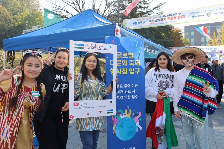 (사진2) 글로벌 다문화 부스에 즐겁게 참여하고 있는 유학생들