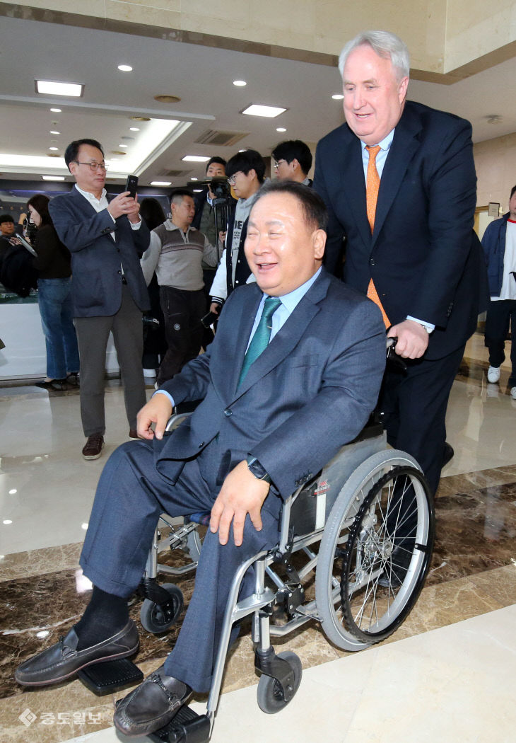 이상민 의원 휠체어 밀어주는 인요한 위원장