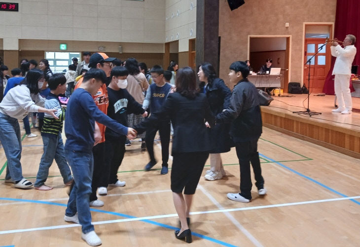 특수학교로 찾아가는 전문 장애무용단 공연1