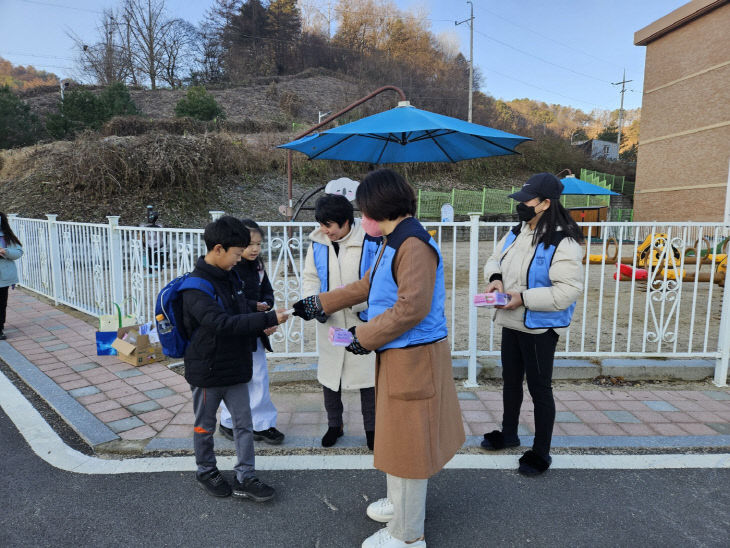 한국자유총연맹 괴산지회, 등굣길 기초질서 지키기 캠페인 (2)