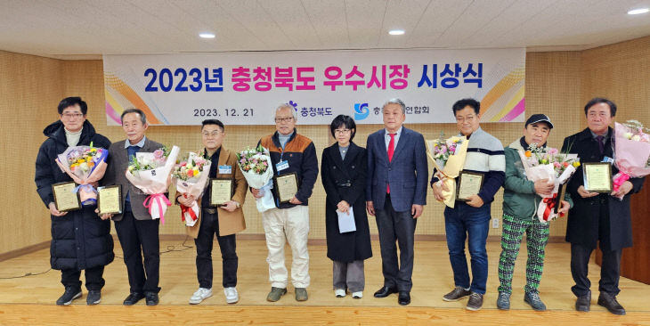 가운데 결초보은시장 설용덕 상인회장이 우수 전통시장