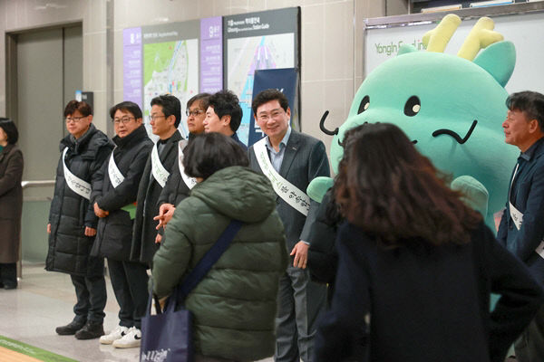 이상일 용인특례시장용인경전철 기흥역에서 시민들과 새해인사