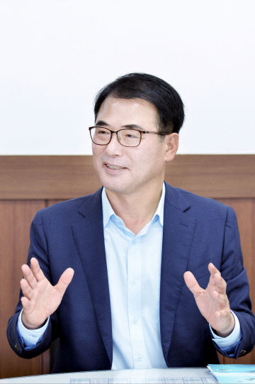 장충남 남해군수