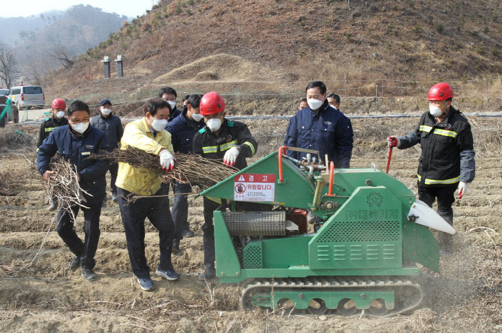 영농부산물 파쇄 현장 사진