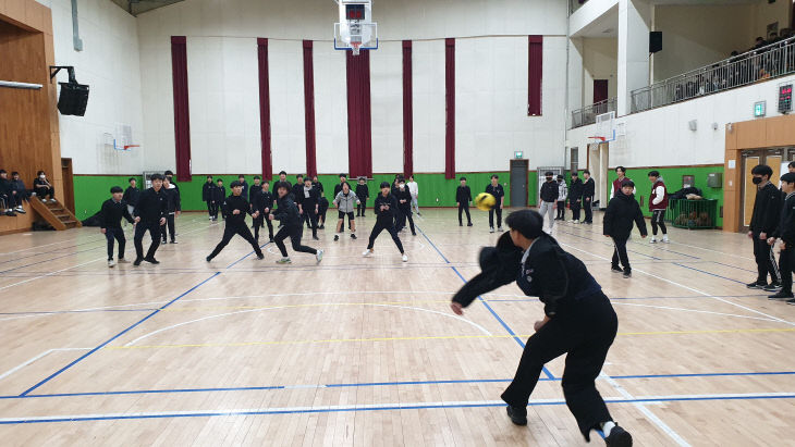 사진(논산중학교, 학생자치회 주관으로 미니체육대회 실시) (2)