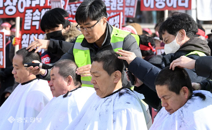 삭발하는 대전 중앙로지하상가 상인들…경쟁 입찰 계획 철회 요구