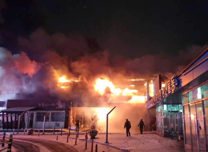 서천특화시장이 거센 불길에 휩쌓여 있다