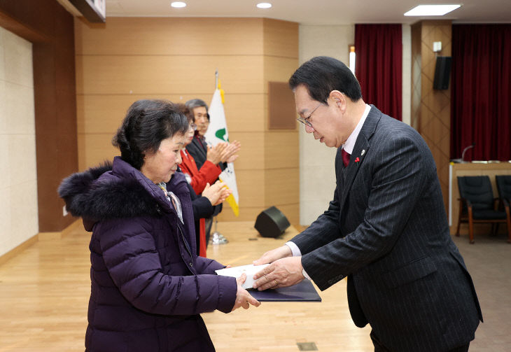 장도현 씨의 어머니 한창례 씨, 송인헌 군수) (2)