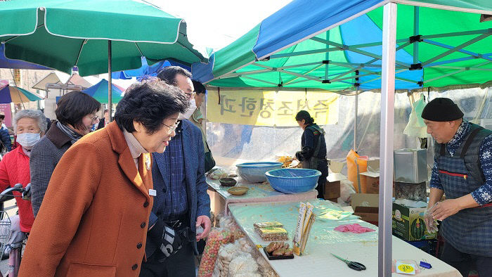 김경희 이천시장, 장호원전통시장 민생 현장 방문 (2)