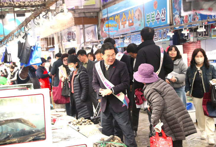 부안군, 설맞이 전통시장 장보기 행사 개최 (1)