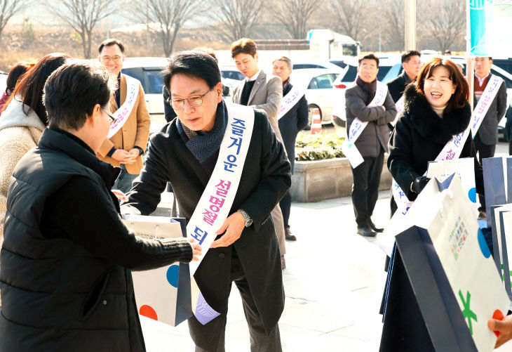 고창농특산물 선물세트를 나눠주고 있다(1)