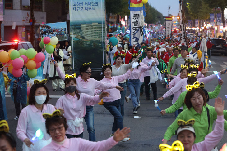 퍼레이드에 참가해 즐거운 한때를 보내고 있다 (1)