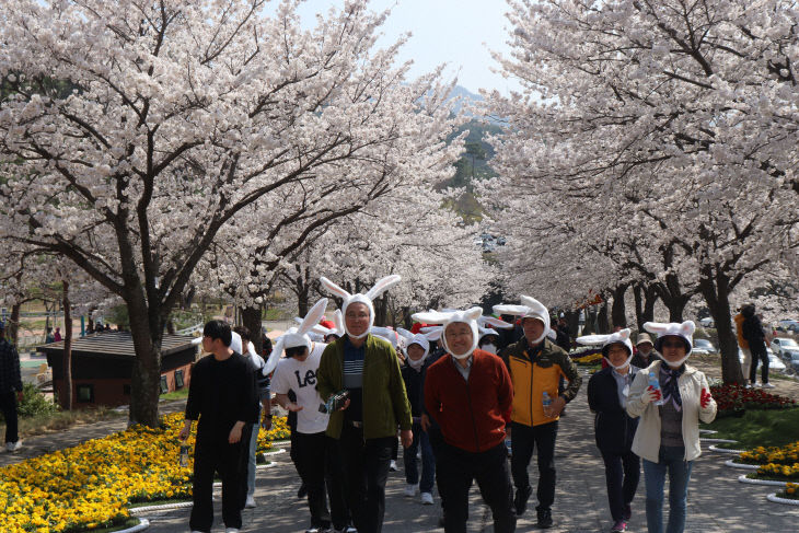 꽃축제_에 참가해 즐거운 한때를 보내고 있다 (1)