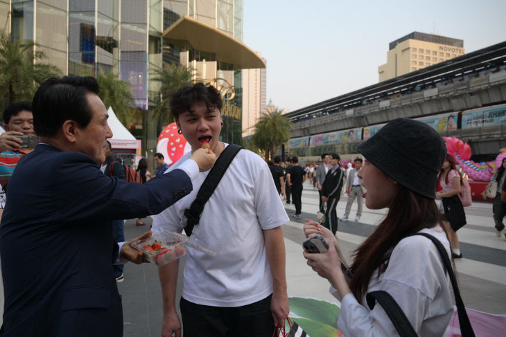 박람회 현장에서 직접 세일즈에 나선 백성현 시장 (1)