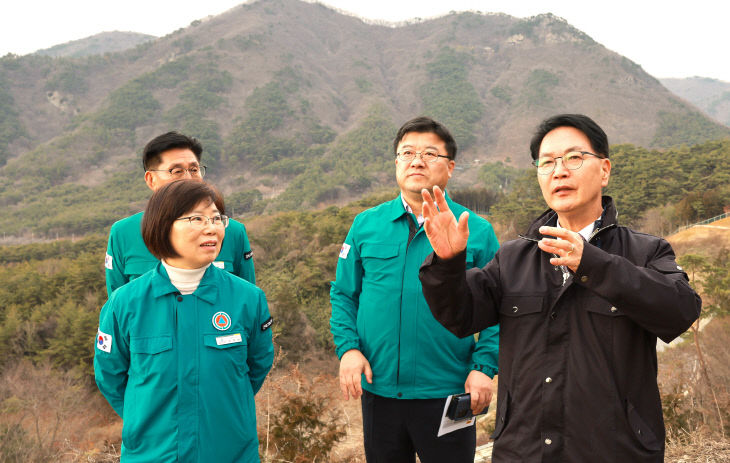 조성사업지를 찾아 사업구상을 설명하고 있다