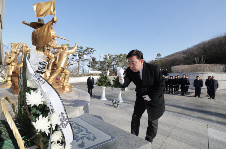 이범석 청주시장이 삼일공원을 찾아 참배(분향)하고 있다