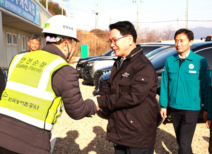 수개선 사업지_를 찾아 현장관계자를 격려하고 있다