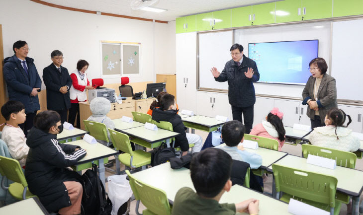 1. 도성훈 학교 참여 학생 격려 (3)