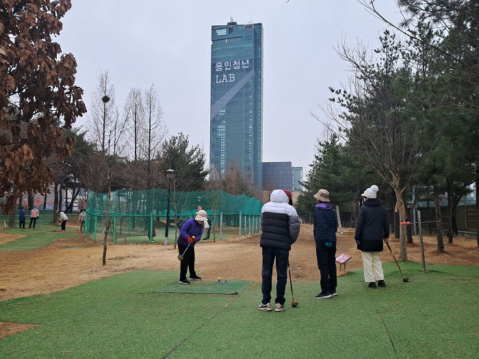 11-2. 수지아르피아 파크골프장을 이용하는 시민들의 모습