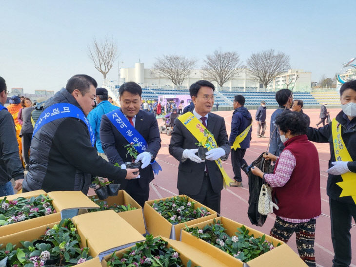 2023년 사천시와 사천청년회의소, 나무 나누어주기